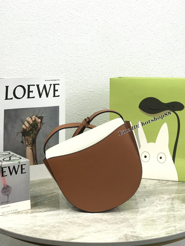 Loewe專櫃2022全新Heel duo系列單肩斜挎包 羅意威小牛皮翻蓋開合腋下包 型號10194 lyw1104